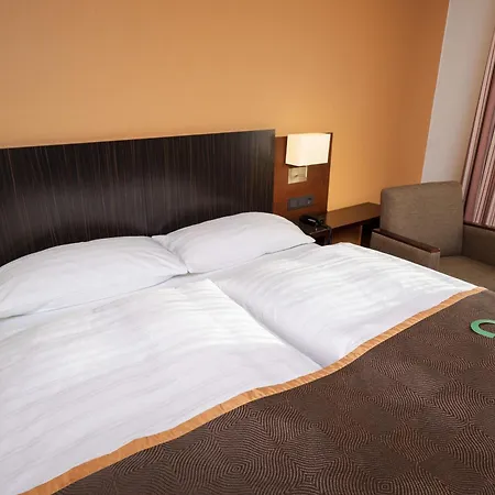 Hotel Trans World Donauwelle 4*