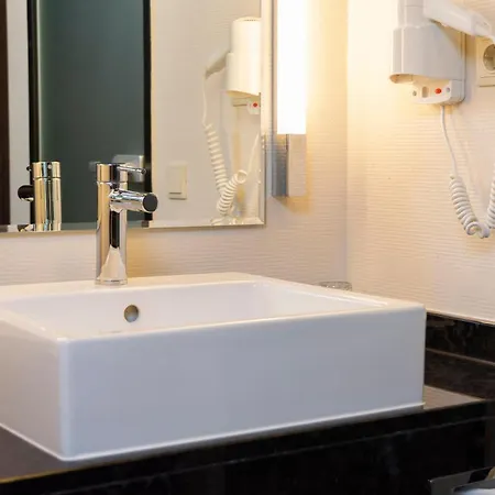 Trans World Donauwelle Hotel 4*